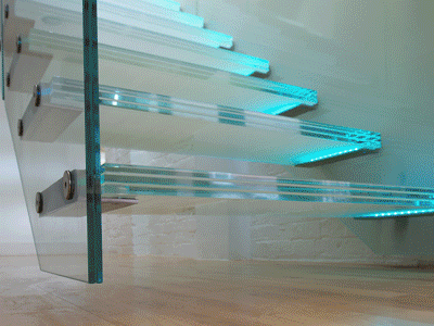 Стеклянные двери, перегородки, пол.